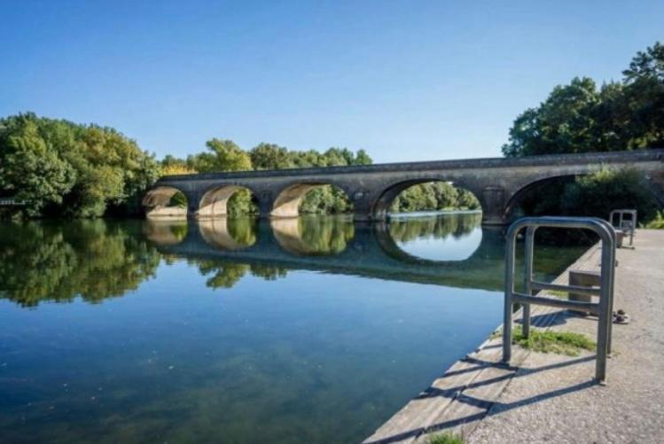 Stunning Bedroom Overlooking The Charente Bourg-Charente Екстер'єр фото